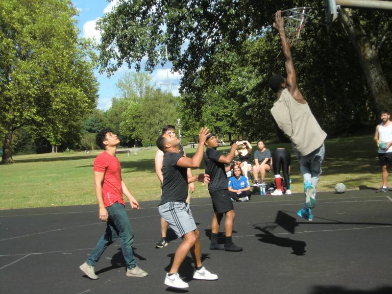 Oumar beim Basketballtraining mit Jugendlichen