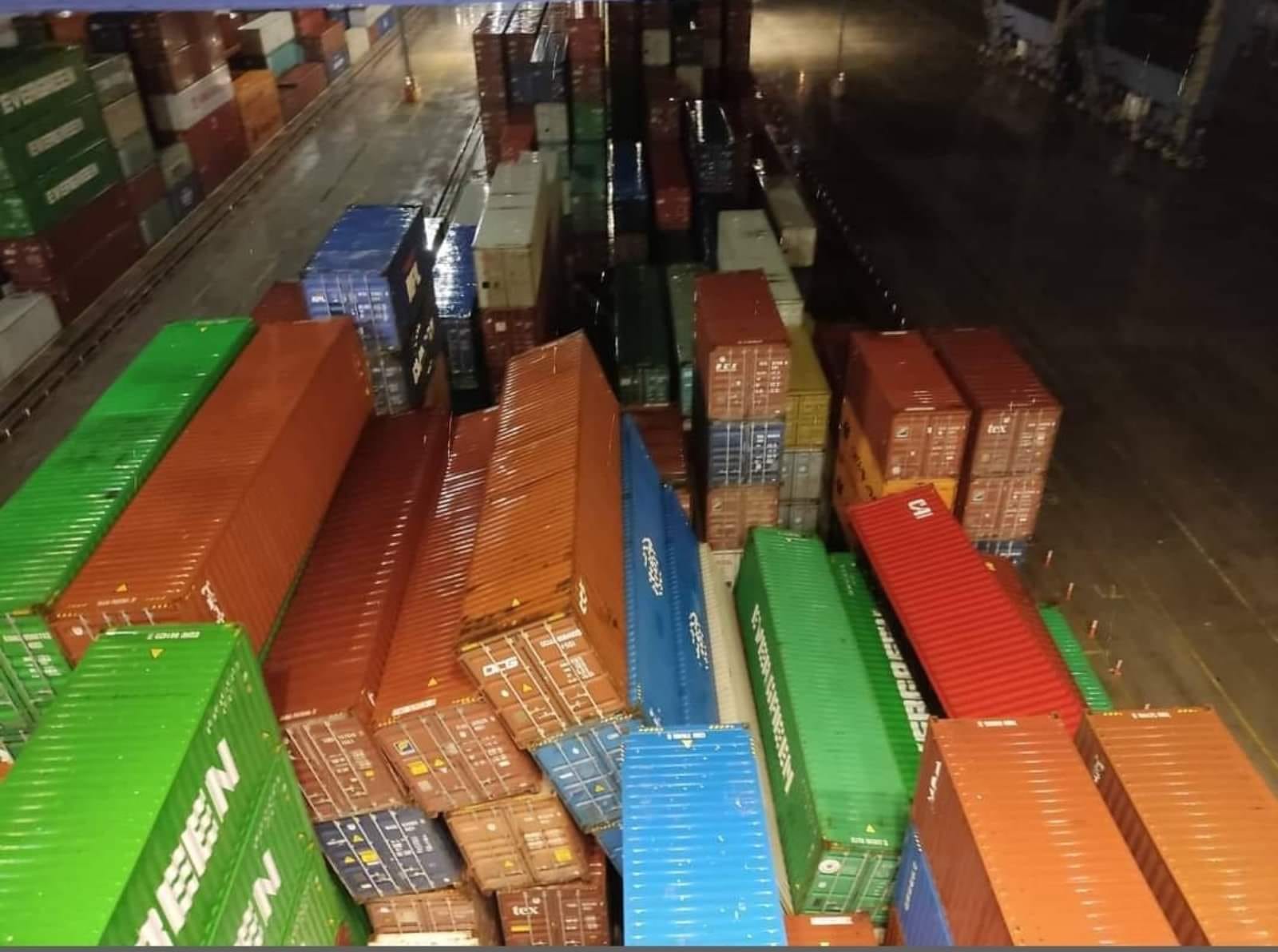 Die Container werden nicht befestigt und wenn starke Winde kommen kippen sie um Lebensgefhrlich fr die Arbeiter